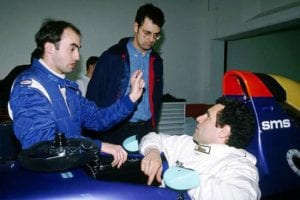 David Brabham, Ratzenberger e Nick Wirth (em pé), sugestões para o inacertável carro (F1 Nostalgia)