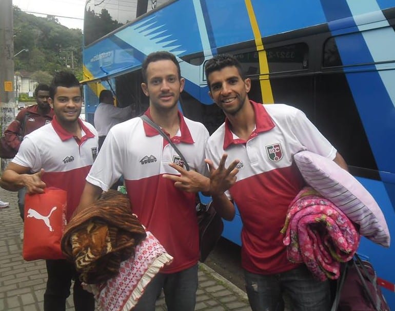 Jogadores do BEC no embarque para Porto União (BEC)