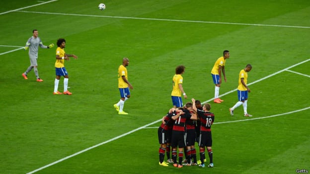 Alemães comemoram outro gol. Perplexidade do resultado atingiu até mesmo a torcida alemã (BBC)