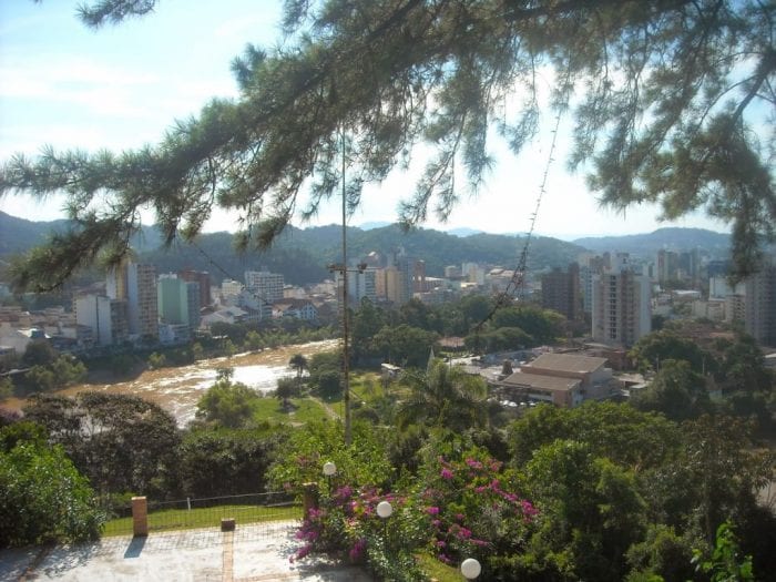 Um panorama da cidade vista do restaurante. Mirante do Morro do Aipim é um dos mais belo da cidade (Blog do Jaime)