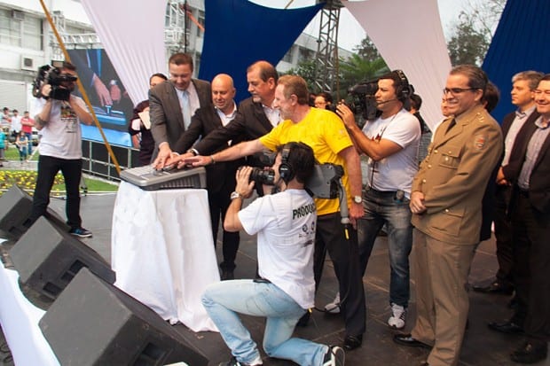 Baixado o manche da mesa, está inaugurado o HD da RICTV Record Blumenau (Alexandre Eggert)