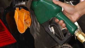 Mantega não descarta aumento da gasolina (Imagem de arquivo/Agência Brasil)