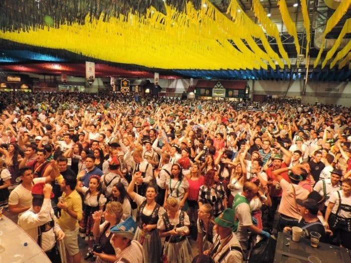 Oktoberfest reúne 57 mil pessoas no sábado (Jaime Batista)