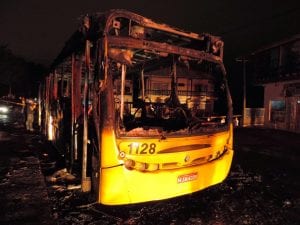 Ônibus foi queimado no Salto Norte (Jaime Batista)