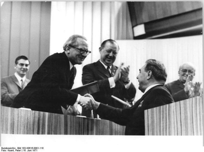 Eric Honecker (de óculos) cumprimenta Leonid Brejnev, lider soviético, uma aliança que trouxe certa prosperidade, temor e vigilancia na Alemanha Oriental (Arquivos Federais da Alemanha)
