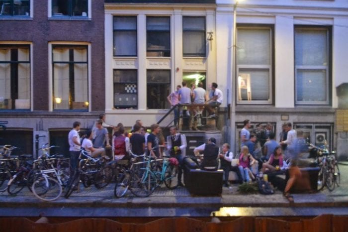 Festa no espaço público, cercados de bicicletas, em Amsterdã (Tiago Tamanini Junior)