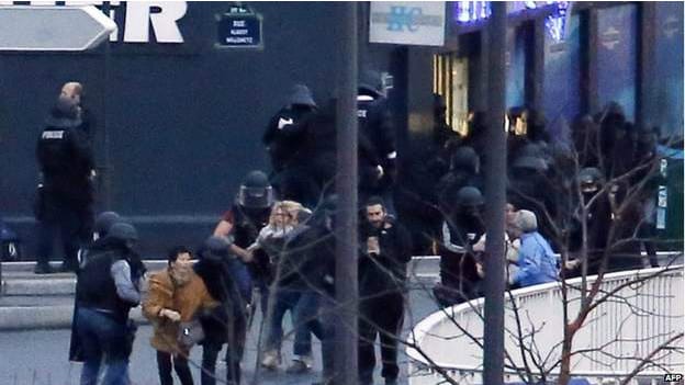Reféns libertados do mercado judeu na Avenida Porte de Vincennes. O segundo alvo terrorista desta sexta (AFP)