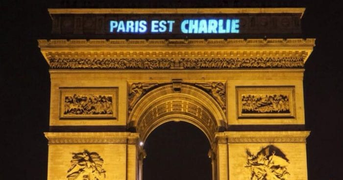 "Paris Est Charlie (Paris é Charlie)", lembrança da tragédia projetada no Arco do Triúnfo, na Champs Elysees (República-EFE)
