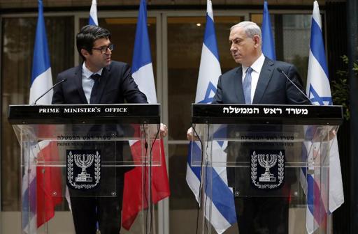 Netanyahu: Junto do embaixador francês Patrick Maisonnave, defende ofensiva contra o extremismo (Thomas Coex/Pool/AFP)
