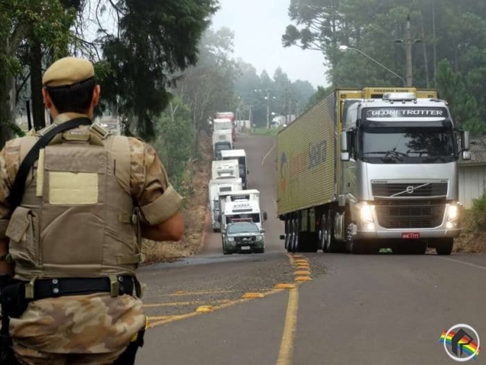 Polícia Militar escolta caminhões da JBS até o Porto de Itajaí, saindo do Oeste (Ederson Abi/Portal Peperi)