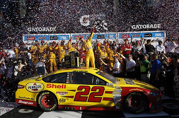 Joey Logano festeja com a equipe a primeira vitória em uma Daytona 500 na carreira (Kansas City)