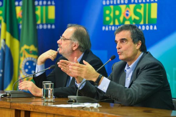 Ao lado de Rossetto, o ministro da Justiça, José Eduardo Cardozo, anuncia envio ao Congresso Nacional de pacote de medidas de combate à corrupção (José Cruz/Agência Brasil)