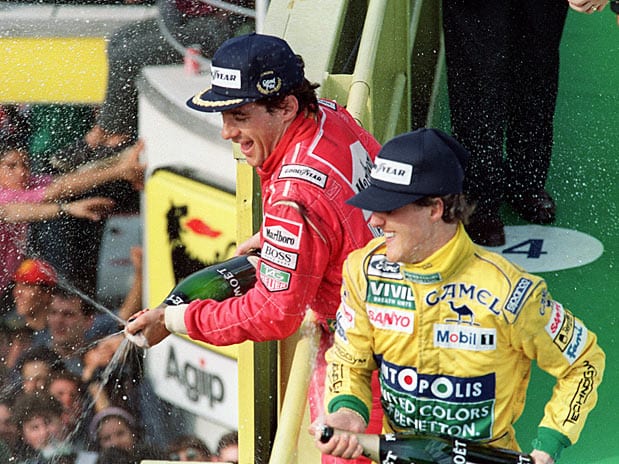 Ayrton Senna e Michael Schumacher no pódio em 1992 (Terra)
