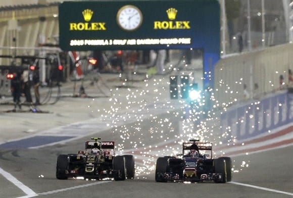 Maldonado (a esquerda) e Verstappen duelando sob chuva das "sparks". No meio do pelotão, seguiam-se as ultrapassagens (AP)