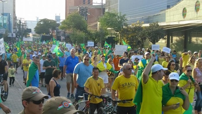 Protesto reúne 12 mil pessoas em Blumenau (Farol Blumenau)