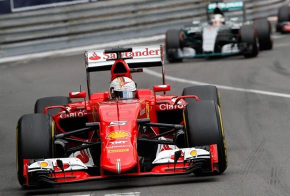 Vettel parecia mero figurante, mas conseguiu, no oportunismo e no grito, um bom segundo lugar (AP)