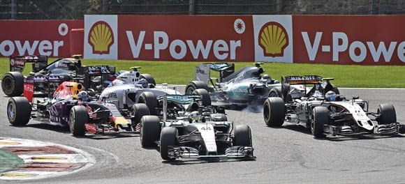 Largada: Hamilton e Perez despontam na Source. Rosberg sai mal e fica para trás (AP)