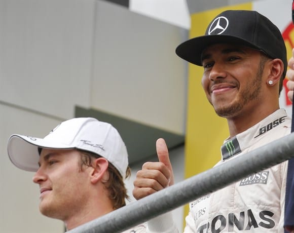 Hamilton faz positivo no pódio, confirma cada vez mais o favoritismo. Para Rosberg, falta reação (AP)