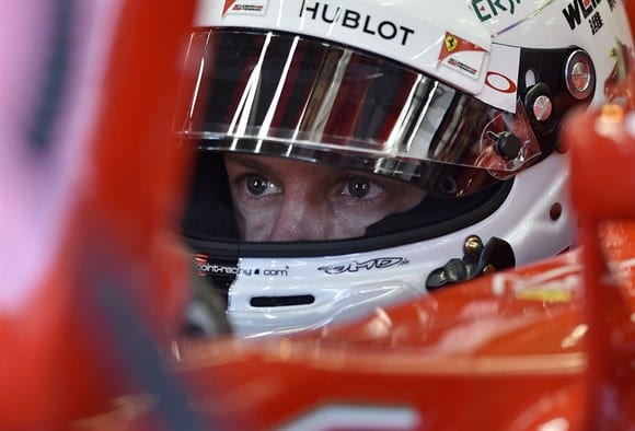 Vettel teve de sacrificar os pits para tentar o terceiro lugar. Acabou com um pneu furado e o 12º lugar (AP)