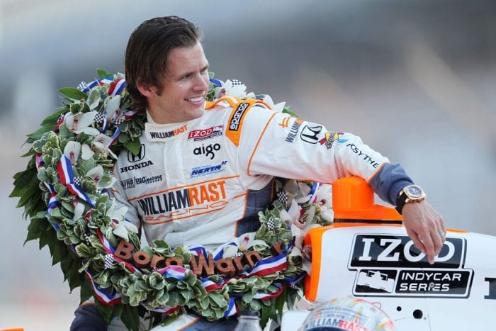 Dan Wheldon em 2011, posando como vencedor em Indianápolis daquele ano. Antes de Wilson, a última fatalidade da Indy, também em 2011 (IndyCar)