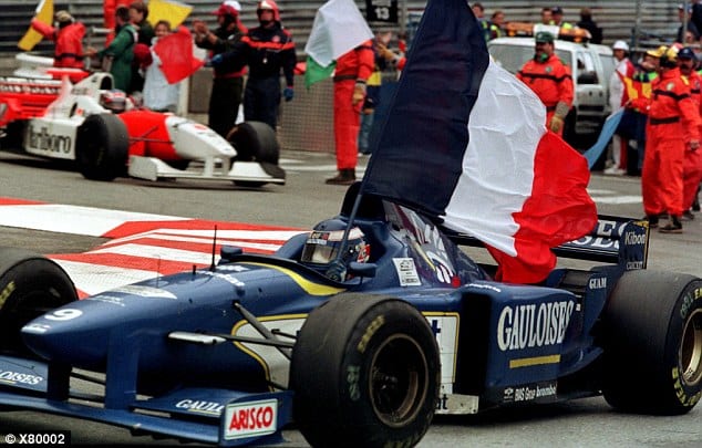 Mônaco, 1996. Panis carrega a bandeira pelas ruas de Monte Carlo. Celebra a primeira (e unica) vitória da carreira, a última da Ligier (Reprodução)