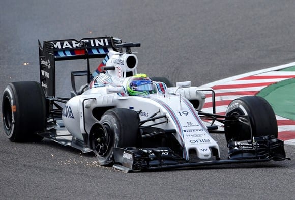 Massa arrasta a Williams com o pneu furado depois do toque com Riccardo na largada. Corrida do brasileiro foi arruinada e Felipe completou a prova a frente, apenas, das Manor (AP)