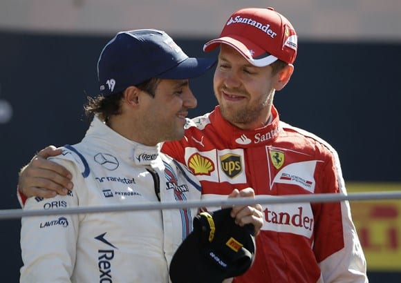 Massa (de branco) contou com a sorte para subir ao pódio em Monza. Vettel teve um gosto a mais de celebrar junto dos tifosi pela primeira vez (AP)