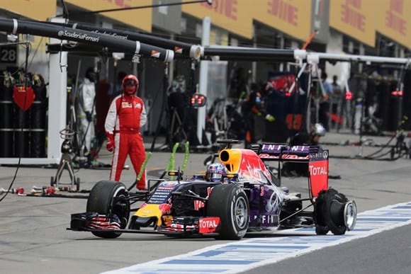 Riccardo, com o pneu furado depois do toque com Massa. Red Bull e Toro Rosso vivem momentos de indecisão com a falta de um fornecedor de motores para 2016 (AP)