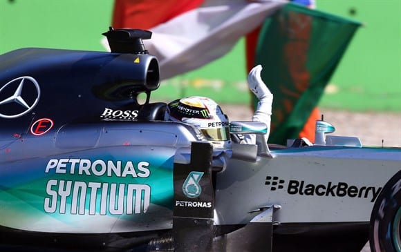 Hamilton, absoluto em Monza, praticamente encaminhou o tri, contando ainda com a inanição da FIA com relação a pressão dos pneus da Mercedes (AP)