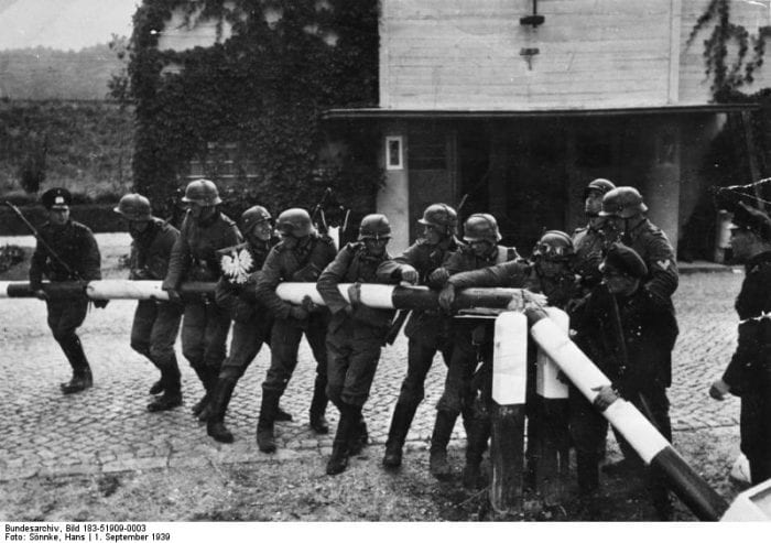 ADN-ZB II. Weltkrieg 1939-45 Überfall der faschistischen deutschen Wehrmacht auf Polen am 1.9.1939. Soldaten zerstören den Schlagbaum an der deutsch-polnischen Grenze in der Nähe von Danzig