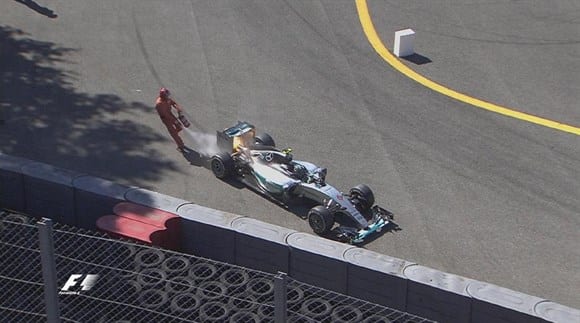 Outra vez, Rosberg mostrou impotência na pista. Grande parte por conta do motor, que estourou a duas voltas do fim (TV)