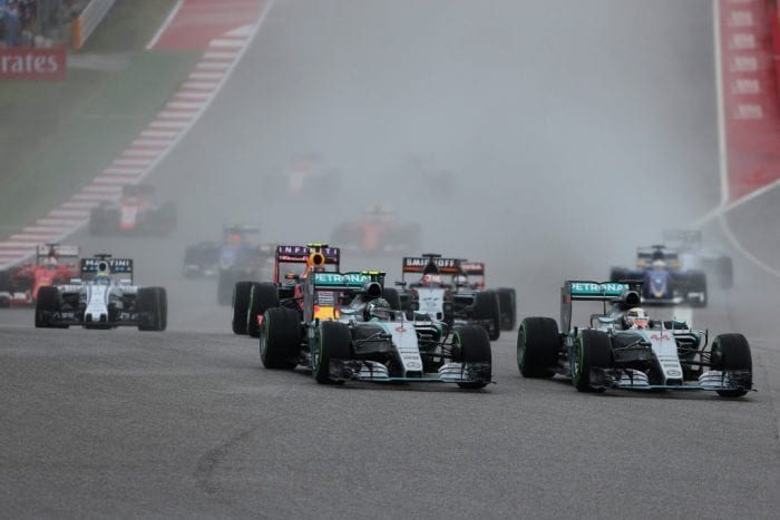Na largada, Hamilton pula por dentro incisivamente em Rosberg. Mas primeiras voltas seriam marcadas pelo duelo com as Red Bull (Reprodução)