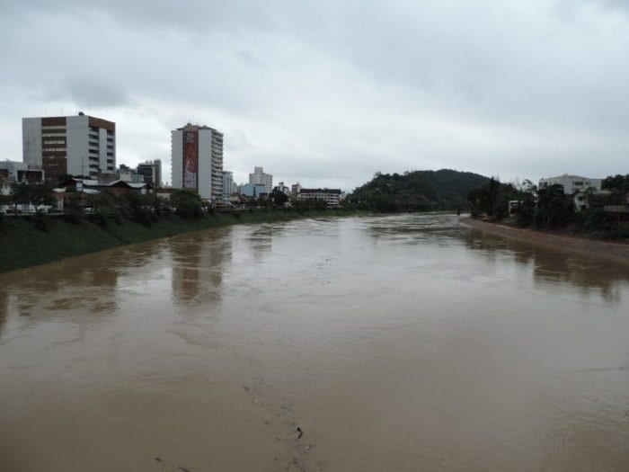 Rio Itajaí-Açu na quarta-feira, quando chegou ao nível de alerta (Jaime Batista)