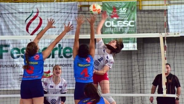 Meninas de Blumenau ganham o título no vôlei na Olesc (Epa Machado / Fesporte )