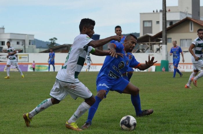 Léo Moura disputa bola (Sidnei Batista/Metropolitano)