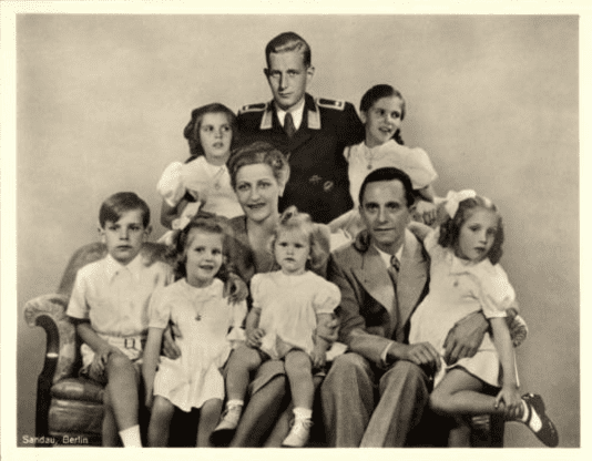 PROPAGANDA – Cartão postal da família ariana "ideal”. Magda Goebbels a "primeira-dama" do Terceiro Reich: exemplo que as outras mulheres deviam imitar. Fonte: bundesarchiv.