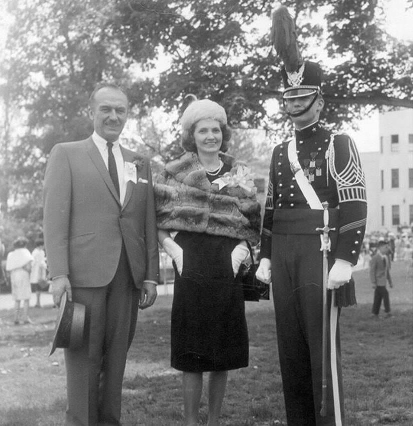 OS PAIS - Fred Trump, a esposa Mary MacLeod e o filho Presidente (dispensado do exército; “pé chato”) 